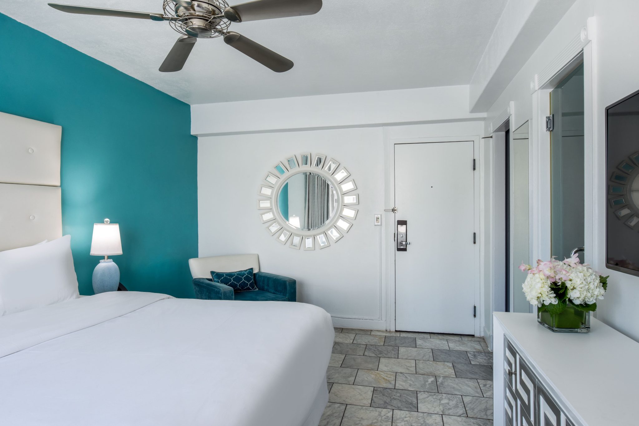 KHaydenBeaconHotelGuestroomEntry